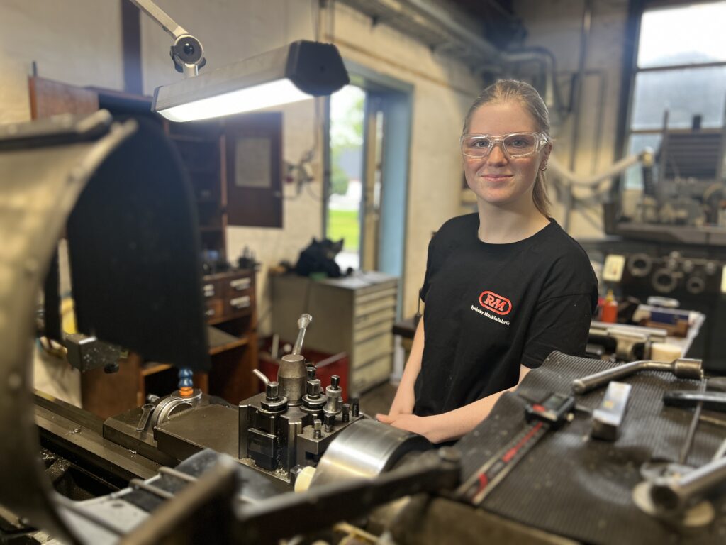 Anna Demant er i lære som industritekniker på Rynkeby Maskinfabrik, hvor hun starter på de konventionelle maskiner i det første halve år, inden det går løs på CNC maskinerne. Samme sted som hendes morfar før hende. 