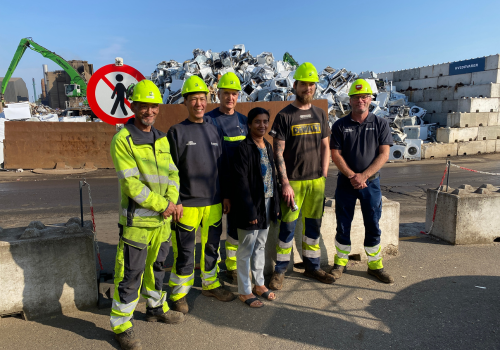 Totalbillede af 6 personer i arbejdstøj på HJHansen Recycling Groups Plads i Odense.